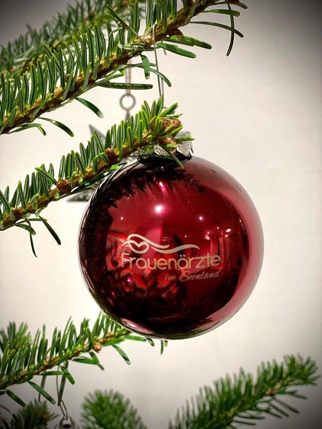 8862705d-d705-4f1a-8af7-540af9ecdf83 Christbaumkugel - Frauenärzte im Seenland